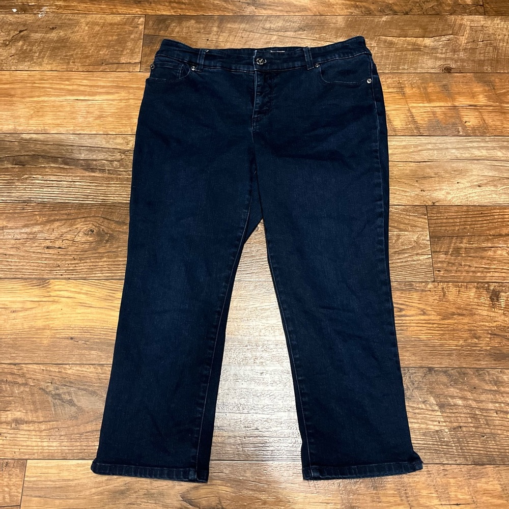 🥳HP🥳 LIKE NEW - CHICO'S SO SLIMMING JEAN CAPRIS - DARK WASH